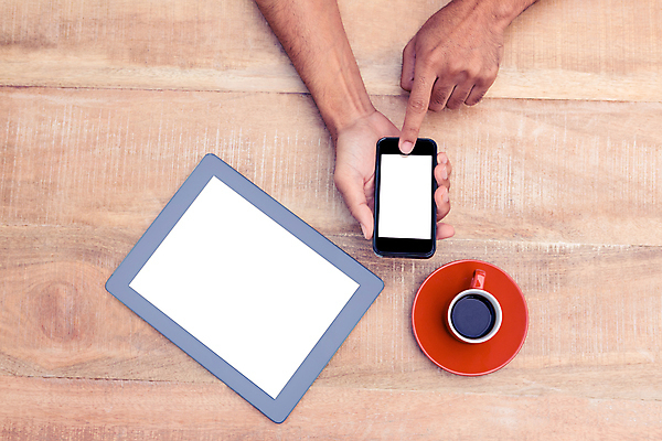 포토 JPG 해외이미지 라이프스타일 손 커피 음료 통신 탁자 실내 들기 신체부위 컵 스마트폰 태블릿 스크린 터치 잡기 시간 연결 전화기 손목시계 책상 터치스크린 카피스페이스 해외202004 해외포토 식기 시계 가구 장신구 모션 사람 내부 생활 전자제품 핸드폰 스마트기기 공백 파일형식