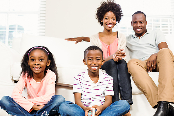 포토 JPG 해외이미지 라이프스타일 여자 남자 행복 아들 어린이 거실 가정 가족 베개 탁자 바닥 아파트 함께함 실내 소년 여러명 20대 부모 소파 검은색 카펫 아빠 해외202004 해외포토 감정 컬러 가구 다수 컨셉 의자 관계 침구 주택 사람 청년 내부 생활 파일형식