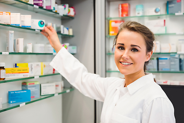 포토 JPG 해외이미지 백인 여자 실내 한명 상반신 20대 성인 약 약국 처방 조제 약사 의료성형뷰티 성인여자한명만 연습생 해외202004 해외포토 서양인 1 의학 사람 청년 내부 연습 만들기 여자한명만 성인여자만 파일형식