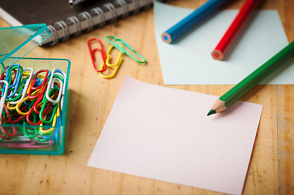 포토 JPG 해외이미지 무료이미지 종이 색연필 아이디어 사람없음 목재 쪽지 공책 기록 클립 해외202004 해외포토 나무 컨셉 재료 문구용품 학용품 파일형식 무료콘텐츠