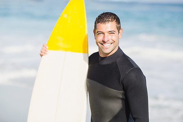 포토 JPG 해외이미지 백인 라이프스타일 응시 남자 행복 파도 바다 여행 휴가 한명 사람 상반신 성인 야외 앞모습 30대 맑음 수상스포츠 잡기 서핑보드 서핑 서퍼 성인남자한명만 해외202004 해외포토 서양인 1 시선 감정 스포츠 뷰포인트 모션 날씨 운동선수 생활 장년 보드_스포츠 남자한명만 성인남자만 파일형식