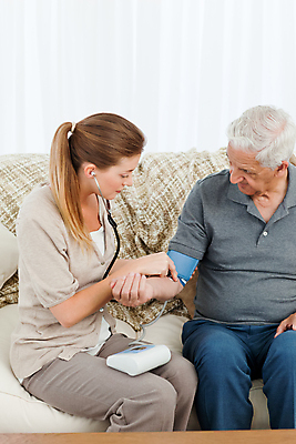 포토 JPG 해외이미지 여자 노년 남자 청진기 건강 병원 사람 앉기 두명 치료 운동 건강관리 환자 간호사 의사 흰색 도움 간병인 돌봄 의료성형뷰티 해외202004 해외포토 직업 컬러 컨셉 의학 의료기기 모션 관리 성인 의료진 파일형식