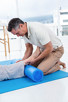 포토 JPG 해외이미지 백인 라이프스타일 여자 남자 중년 50대 의학 가정 아파트 주택 실내 건강 앉기 성인 두명 치료 30대 스트레칭 임산부 임신 의사 매트 서비스 롤러 물리치료 물리치료사 의료성형뷰티 해외202004 해외포토 서양인 모션 사람 내부 건물 생활 장년 운동 의료진 치료사 파일형식