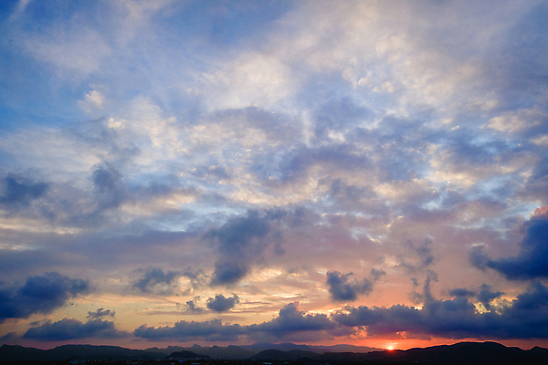 포토 JPG 해외이미지 구름 자연 하늘 풍경 사람없음 야외 일출 미국 일몰 놀람 새벽 자유 가을 분위기 포르투갈 고도 강렬 웅장함 폭풍우 해외202004 해외포토 자연요소 계절 감정 유럽 컨셉 북아메리카 표정 노을 비_날씨 자연재해 생태계 파일형식