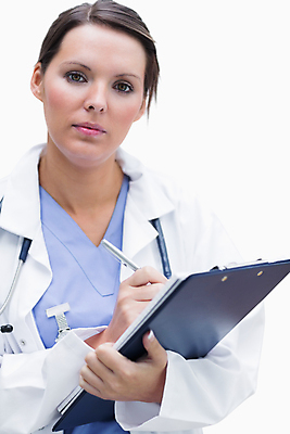 포토 JPG 해외이미지 백인 여자 청진기 한명 서기 성인 30대 펜 의사 잡기 실험복 흰배경 의료성형뷰티 성인여자한명만 해외202004 해외포토 서양인 1 백그라운드 의료기기 모션 사람 장년 필기구 의료진 흰색 가운 여자한명만 성인여자만 파일형식