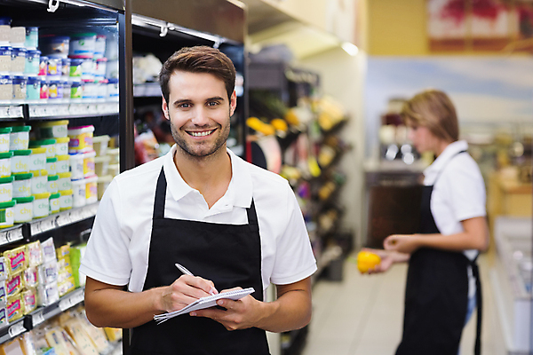 포토 JPG 해외이미지 백인 직업 라이프스타일 여자 남자 행복 노동자 선반 사람 상반신 20대 두명 쇼핑 공책 앞치마 기록 작업 시장 동료 직원 슈퍼마켓 식료품점 성인만 해외202004 해외포토 서양인 감정 가구 관계 문구용품 청년 생활 상점 파일형식