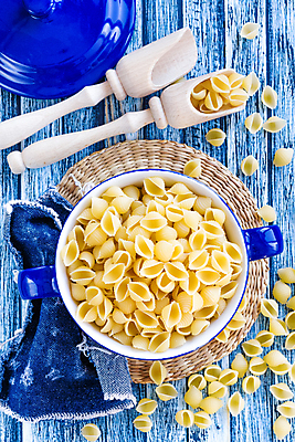 포토 JPG 해외이미지 무료이미지 그릇 탁자 파스타 사람없음 목재 파란배경 스쿱 파스타면 나무배경 해외202004 해외포토 나무 식기 가구 백그라운드 재료 서양음식 파란색 면류 파일형식 무료콘텐츠