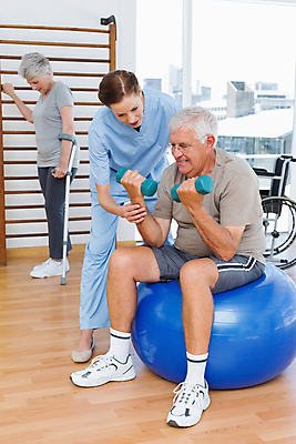 포토 JPG 해외이미지 백인 여자 노년 남자 근육 휴식 실내 건강 병원 서기 앉기 성인 치료 세명 30대 운동 아령 환자 의사 도움 60대 체육관 테라피 돌봄 물리치료 치료사 의료성형뷰티 해외202004 해외포토 서양인 직업 컨셉 의학 모션 사람 내부 장년 뷰티 의료진 파일형식