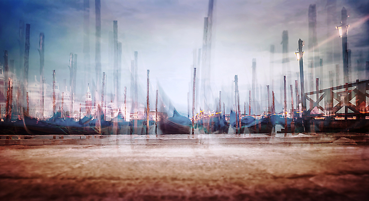 포토 JPG 해외이미지 전통 유럽 바다 여행 백그라운드 교통시설 모션 하늘 휴가 기술 파노라마 미술 풍경 사람없음 물 이탈리아 낭만 도시 보트 곤돌라 저녁 정박 만족 운하 베네치아 포트 타운 닻 느림 그런지 블러 차고 효과 해외202004 해외포토 자연요소 감정 나라 교통 컨셉 배_교통 문화예술 촬영기법 야간 시설 파일형식