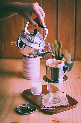 포토 JPG 해외이미지 무료이미지 라이프스타일 손 여자 커피 실내 한명 들기 컵 카페 붓기 바리스타 필터 핸드드립 여자한명만 해외202004 해외포토 직업 1 식기 음료 모션 사람 내부 생활 신체부위 상점 커피용품 여자만 파일형식 무료콘텐츠