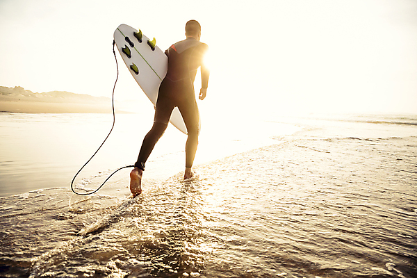 포토 JPG 해외이미지 1 라이프스타일 응시 남자 모래 스포츠 바다 신체 하늘 휴가 한명 사람 소년 성인 취미 야외 물 여름 달리기 맑음 잡기 서핑보드 서핑 준비 잠수복 서퍼 스타일 해외202004 해외포토 자연요소 시선 옷 계절 어린이 모션 날씨 운동선수 생활 수상스포츠 보드_스포츠 파일형식