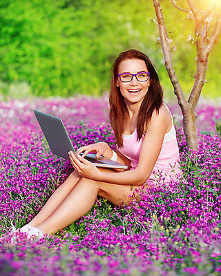 포토 JPG 해외이미지 백인 학생 공원 여학생 여자 교육 꽃 행복 안경 꽃무늬 밭 인터넷 학교 자연 휴가 고등학교 한명 웃음 사람 앉기 초원 성인 야외 10대 여름 노트북 학습 스터디 컴퓨터 정원 맑음 공책 벚꽃 무선전화기 대학교 해외202004 해외포토 서양인 식물 1 잡화 계절 공공시설 감정 무늬 농업 모션 청소년 날씨 문구용품 표정 전자제품 전화기 생태계 파일형식