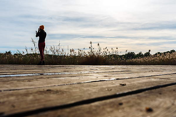 포토 JPG 해외이미지 백인 라이프스타일 응시 여자 실루엣 여행 포즈 백그라운드 자연 하늘 모바일 휴가 서기 사람 풍경 사람없음 야외 여름 스마트폰 핸드폰 청춘 햇빛 태양 유행 여행객 카메라 일출 사진촬영 일몰 잡기 사진사 그림 슛 순간 해외202004 해외포토 자연요소 서양인 시선 계절 컨셉 모션 촬영기법 생활 전자제품 스마트기기 노을 촬영 작가 생태계 파일형식