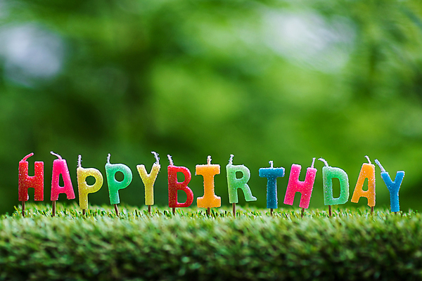 포토 JPG 해외이미지 무료이미지 이벤트 사람없음 아웃포커스 장식 생일 생일축하 생일초 해피버스데이 해외202004 해외포토 기념일 초 촬영기법 축하 파일형식 무료콘텐츠 컨셉