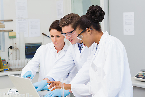 포토 JPG 해외이미지 백인 응시 여자 남자 과학 실내 실험 20대 성인 세명 30대 노트북 컴퓨터 약 장비 타이핑 실험복 실험실 생명공학 과학자 동료 생물학 화학자 의료성형뷰티 해외202004 해외포토 서양인 직업 시선 교육 의학 관계 사람 청년 내부 장년 전자제품 가운 학자 파일형식