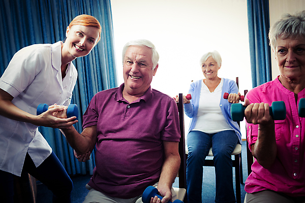 포토 JPG 해외이미지 백인 라이프스타일 여자 노년 남자 행복 스포츠 컨셉 건강 병원 미소 여러명 성인 30대 운동 건강관리 환자 간호사 도움 60대 서비스 체육관 체조 70대 의료성형뷰티 해외202004 해외포토 서양인 감정 다수 의학 표정 관리 사람 생활 장년 의료진 파일형식