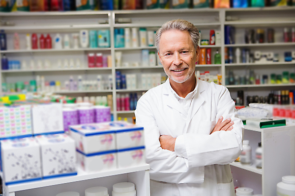 포토 JPG 해외이미지 백인 남자 중년 50대 실내 한명 상반신 약 팔짱 약국 조제 약사 의료성형뷰티 중년남자한명만 해외202004 해외포토 서양인 1 의학 모션 사람 성인 내부 만들기 남자한명만 중년남자만 파일형식