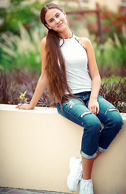 포토 JPG 해외이미지 백인 모델 라이프스타일 헤어스타일 웰빙 공원 여자 행복 휴가 휴식 건강 한명 미소 사람 앉기 청년 성인 야외 10대 여름 청춘 봄 기쁨 신선 만족 내추럴 진짜 해외202004 관능적 해외포토 서양인 1 계절 공공시설 감정 컨셉 모션 청소년 표정 생활 파일형식