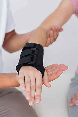 포토 JPG 해외이미지 무료이미지 손 의학 의료기기 건강 병원 신체부위 치료 환자 의사 잡기 보호장비 손목 팔 물리치료 물리치료사 손목보호대 정형외과 의료성형뷰티 해외202004 해외포토 모션 사람 장비 의료진 치료사 파일형식