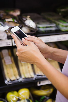 포토 JPG 해외이미지 무료이미지 라이프스타일 손 채소 과일 선반 바나나 샌드위치 들기 사람 상반신 신체부위 스마트폰 쇼핑 스크린 터치 잡기 사과 상품 고객 슈퍼마켓 식료품점 해외202004 해외포토 음식 가구 모션 생활 핸드폰 스마트기기 상점 파일형식 무료콘텐츠