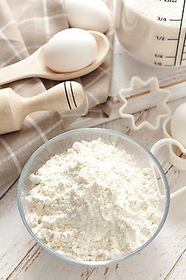 포토 JPG 해외이미지 무료이미지 백그라운드 재료 탁자 사람없음 주방 기구 가루 밀 준비 반죽 밀가루 해외202004 해외포토 가구 곡류 파일형식 무료콘텐츠