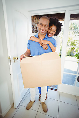 포토 JPG 해외이미지 커플 여자 남자 행복 가정 모션 새로움 아파트 주택 함께함 실내 사랑 20대 두명 캐주얼 상자 낭만 잡기 시작 판지 성인만 해외202004 해외포토 옷 감정 컨셉 관계 사람 청년 내부 건물 파일형식