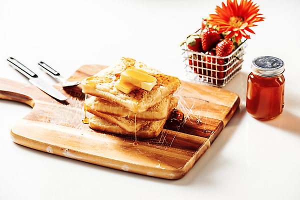 포토 JPG 해외이미지 무료이미지 음식 딸기 사람없음 빛 달콤 반죽 밀가루 토스트 버터 꿀 나무도마 해외202004 해외포토 빵 과일 도마 목재 맛 가루 파일형식 무료콘텐츠