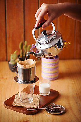 포토 JPG 해외이미지 무료이미지 라이프스타일 손 커피 백그라운드 실내 신체부위 컵 갈색 상점 카페 신선 뜨거움 붓기 차 냄비 바리스타 해외202004 해외포토 직업 식기 음료 컬러 모션 사람 내부 생활 솥 파일형식 무료콘텐츠