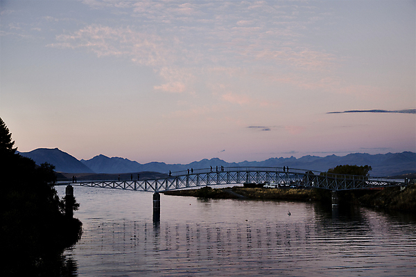 포토 JPG 해외이미지 무료이미지 해외풍경 자연 사람없음 야외 저녁 뉴질랜드 테카포호수 가교 해외202004 해외포토 해외 건축물 호수 풍경 오세아니아 야간 생태계 파일형식 무료콘텐츠