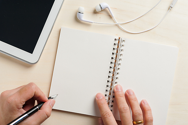 포토 JPG 해외이미지 무료이미지 손 종이 백그라운드 직장 신체부위 태블릿 사무실 펜 다이어리 쪽지 공책 업무 해외202004 해외포토 회사 비즈니스 문구용품 사람 전자제품 스마트기기 필기구 사무용품 작업 파일형식