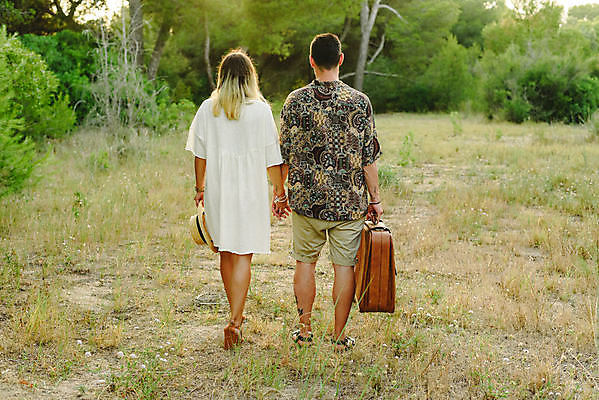 포토 JPG 해외이미지 모자 라이프스타일 커플 여자 행복 여행 관계 모션 휴가 함께함 관리 사랑 사람 사람없음 야외 여름 금발 여행객 여행가방 신혼여행 수확 시골 잡기 출발 복고 떠남 해외202004 해외포토 헤어스타일 잡화 계절 감정 결혼 컨셉 농업 가방 생활 파일형식