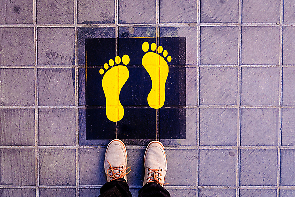 포토 JPG 해외이미지 무료이미지 라이프스타일 도로 길 백그라운드 컨셉 발 서기 신체부위 발자국 해외202004 해외포토 교통시설 자국 모션 사람 생활 파일형식 무료콘텐츠