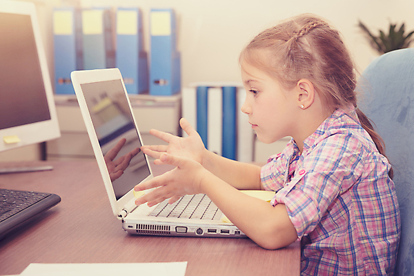 포토 JPG 해외이미지 백인 여학생 여자 교육 어린이 학교 실내 한명 사람 노트북 학습 스터디 컴퓨터 소녀한명만 해외202004 해외포토 서양인 1 학생 내부 전자제품 여자한명만 소녀만 파일형식