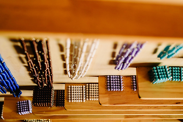 포토 JPG 해외이미지 교육 컨셉 교실 학교 놀이 탁자 선반 미술 사람없음 목재 빨간색 초록색 파란색 학습 세트 컬러풀 장난감 숫자 노란색 우주 탑 교사 블록 유치원 장비 육아 수학 가르침 놀이터 책상 개발 해외202004 해외포토 나무 직업 문자 건축물 컬러 가구 재료 교과목 문화예술 파일형식