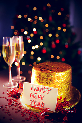 포토 JPG 해외이미지 무료이미지 모자 새해 실내 사람없음 장식 파티 축하 샴페인잔 보케 꽃가루 해피뉴이어 빛망울 해외202004 해외포토 잡화 컨셉 술잔 이벤트 내부 빛 새해인사 가루 파일형식 무료콘텐츠