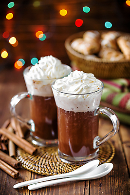 포토 JPG 해외이미지 무료이미지 커피 음료 음식 겨울 유리 탁자 디저트 따뜻함 사람없음 컵 쿠키 초콜릿 머그컵 축하 뜨거움 달콤 코코아 해외202004 해외포토 식기 계절 가구 컨셉 재질 맛 파일형식