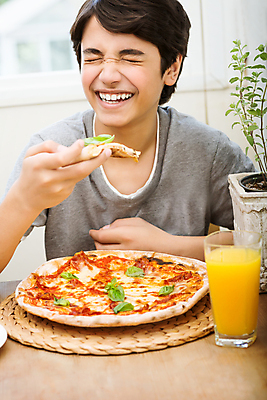 포토 JPG 해외이미지 백인 라이프스타일 남자 행복 어린이 음식 조각 청소년 피자 요리 한명 미소 웃음 사람 소년 10대 청춘 식사 저녁식사 주스 이탈리아 기쁨 맛 먹기 배고픔 긍정 토막 점심식사 피자집 해로움 해외202004 해외포토 서양인 1 감정 유럽 음료 컨셉 모션 패스트푸드 서양음식 표정 생활 상점 파일형식