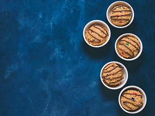 포토 JPG 해외이미지 무료이미지 그릇 디저트 사람없음 쿠키 파란배경 반죽 토핑 카피스페이스 해외202004 해외포토 식기 음식 백그라운드 파란색 공백 파일형식 무료콘텐츠