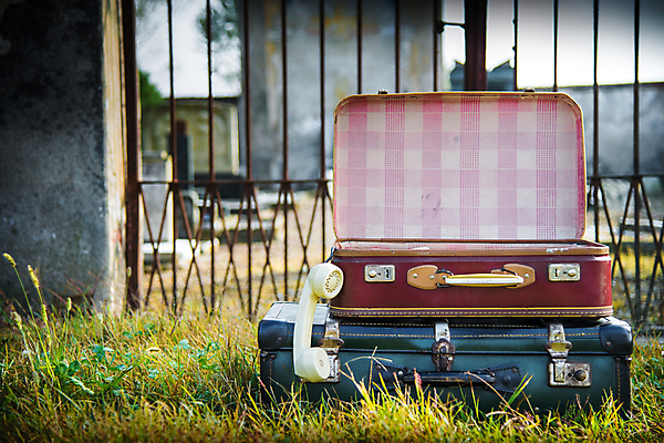 포토 JPG 해외이미지 무료이미지 여행 컨셉 사람없음 야외 여행가방 짐 버리기 전화기 복고 짐싸기 해외202004 해외포토 가방 모션 파일형식 무료콘텐츠