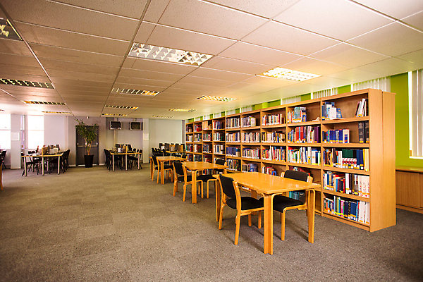 포토 JPG 해외이미지 무료이미지 교육 의자 학교 탁자 책장 선반 실내 사람없음 책 학습 스터디 독서 정보 도서관 책상 교과서 대학교 문학 서점 지능 고등교육 해외202004 해외포토 가구 교재 내부 상점 파일형식 무료콘텐츠