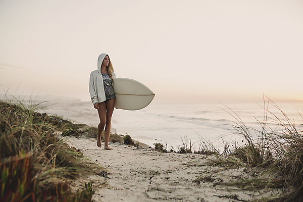 포토 JPG 해외이미지 백인 모델 1 라이프스타일 여자 행복 모래 스포츠 파도 바다 여행 휴가 건강 한명 사람 성인 야외 물 여름 비키니 운동 섹시 유행 맑음 일몰 산책 잡기 서핑보드 서핑 모래언덕 복고 서퍼 방법 스타일 카피스페이스 해외202004 해외포토 자연요소 서양인 계절 수영복 감정 컨셉 모션 날씨 휴식 운동선수 생활 노을 공백 수상스포츠 보드_스포츠 언덕 파일형식