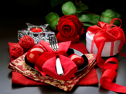 포토 JPG 해외이미지 무료이미지 접시 리본 백그라운드 포크 초 검은배경 발렌타인데이 사람없음 장식 선물상자 장미 식탁보 하트 해외202004 해외포토 모양 식기 꽃 데이이벤트 선물 상자 검은색 파일형식 무료콘텐츠