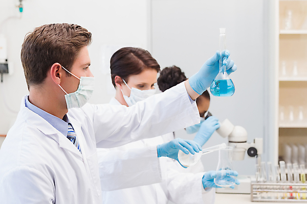 포토 JPG 해외이미지 백인 응시 여자 남자 과학 실내 현미경 실험 20대 성인 세명 30대 약 장비 잡기 실험복 작업 실험실 집중 과학자 동료 생물학 비커 심각 화학물질 화학자 의료성형뷰티 해외202004 해외포토 서양인 직업 시선 교육 컨셉 의학 관계 모션 실험기구 사람 청년 내부 장년 가운 화학 학자 파일형식