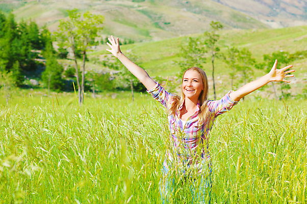 포토 JPG 해외이미지 모델 라이프스타일 여자 행복 무기 밭 자연 놀이 성공 휴가 관리 한명 미소 사람 야외 초록색 여름 맑음 점프 봄 활발 기쁨 자유 시골 오르기 해외202004 해외포토 1 계절 감정 컬러 컨셉 농업 모션 날씨 표정 생활 생태계 파일형식