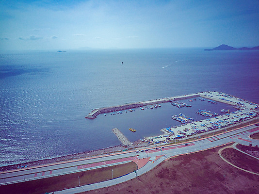 포토 JPG 주간 구름 여행 하늘 한국 풍경 사람없음 야외 하이앵글 가을 항공촬영 국내여행 군산 부안 전경 새만금방조제 가력도 국내포토 자연요소 계절 아시아 뷰포인트 섬 전라북도 방조제 파일형식 탑뷰