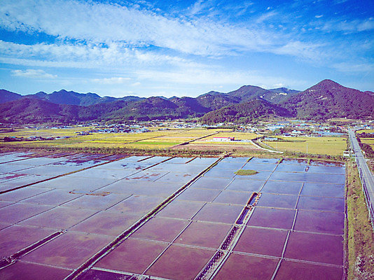포토 JPG 주간 구름 여행 하늘 한국 풍경 사람없음 야외 하이앵글 가을 항공촬영 곰소염전 국내여행 전경 국내포토 자연요소 계절 아시아 뷰포인트 부안 염전 파일형식 탑뷰