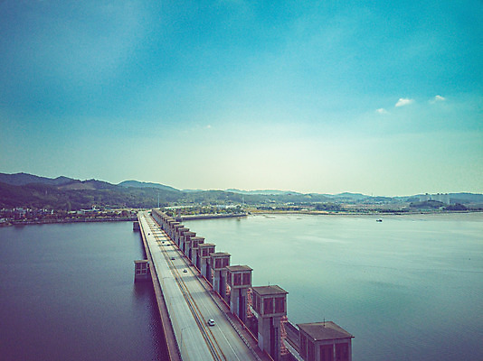 포토 JPG 주간 구름 여행 하늘 한국 풍경 사람없음 야외 하이앵글 가을 항공촬영 국내여행 군산 금강 전경 금강갑문 국내포토 자연요소 계절 아시아 뷰포인트 강 다리_건축물 전라북도 파일형식 탑뷰