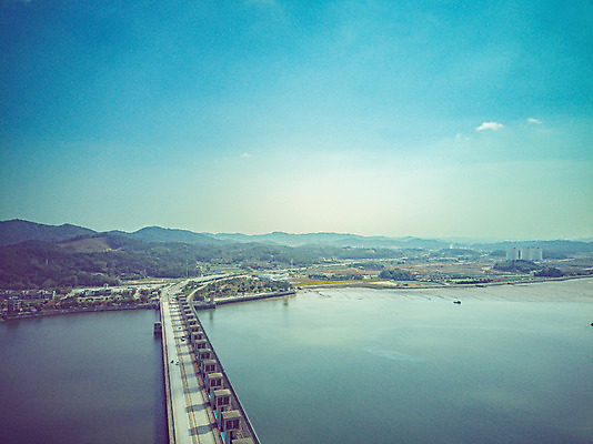 포토 JPG 주간 구름 여행 하늘 한국 풍경 사람없음 야외 하이앵글 가을 항공촬영 국내여행 군산 금강 전경 금강갑문 국내포토 자연요소 계절 아시아 뷰포인트 강 다리_건축물 전라북도 파일형식 탑뷰