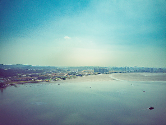 포토 JPG 주간 구름 여행 하늘 한국 풍경 사람없음 야외 하이앵글 가을 항공촬영 국내여행 군산 금강 전경 금강갑문 국내포토 자연요소 계절 아시아 뷰포인트 강 다리_건축물 전라북도 파일형식 탑뷰
