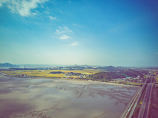 포토 JPG 주간 구름 여행 하늘 한국 풍경 사람없음 야외 하이앵글 가을 항공촬영 국내여행 군산 금강 전경 금강갑문 국내포토 자연요소 계절 아시아 뷰포인트 강 다리_건축물 전라북도 파일형식 탑뷰